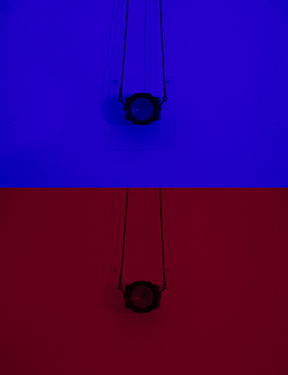 ללא שם (I Feel Lost/I Lost Feel) צילום הצבה 2/2 הזרקת דיו על נייר, מנורות לדים, לופה 4X2.5 סמ