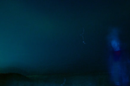 One blue, pale, night לילה אחד, כחול, חיוור צילום/ הדפסה בהזרקת דיו (יוצג על גבי מסך אור) 70X100 ס”מ