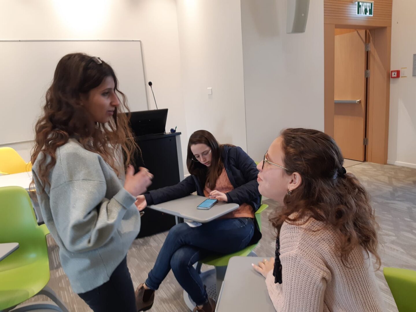המורים החדשים לומדים בבית ברל
